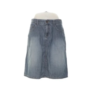 jeanskjol☆ - jättefin jeanskjol köpt på sellpy! säljer då den blivit för liten, aldrig använd! 