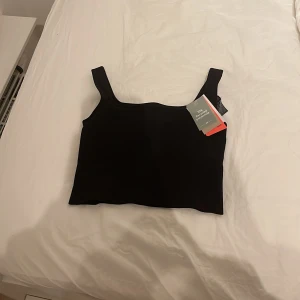 Tränings topp - Tränings topp från h&m och aldrig använd, är byggd som en träningsbh men i modell av en topp💗