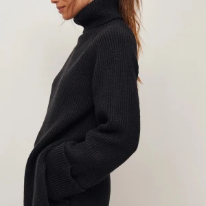 Moa Mattsson x Na-kd - Stickad tröja från Na-kd x Moa Mattsson med polo och slits på sidorna. Supermjukt material. Använd fåtal gånger, fint skick!   Storlek M, passar 36/38. Köpt för 549kr. Slutsåld på hemsidan 🌟