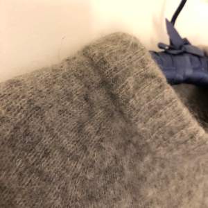 Den perfekta stickade tröja nu inför vintern!! Använd några få gånger men som i nyskick!🧡 Gjord i såkallad mohair blend, vilket gör den väldigt varm och skön! Tyvärr för stor för mig därför säljer jag!❤️❤️