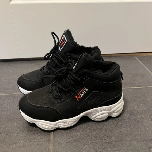 Vinterskor storlek 36 - Vinterskor i helt nyskick då de aldrig är använda pga väldigt små. De är storlek 36 men skulle säga att de passar till någon som har 35or. Super skönt material invändigt då de är väldigt lurviga  (OBS det är ej äkta Vans så man är medveten om det)