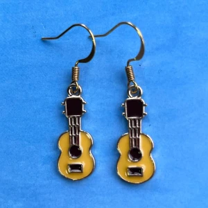Små gitarr örhängen 🎸🎸 - Nickelfria krokar och fri frakt ❤️