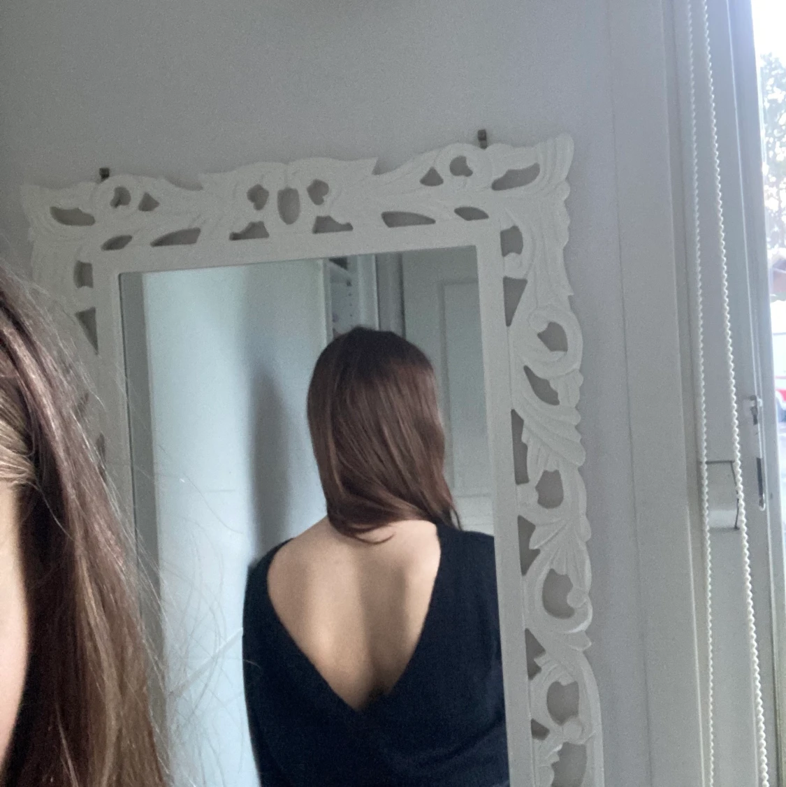 Svart stickad tröja med djup rygg  - 90