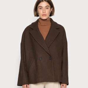 Kappa lindex - Säljer denna snygga kappa från Lindex. Använd 1 gång . Säljer för 700 och köpte för 999😊