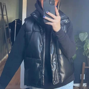 Väst Zara - Jättefin väst från zara som tyvärr inte kommer till användning längre, endast använd ett fåtal gånger, så i mycket fint skick! 