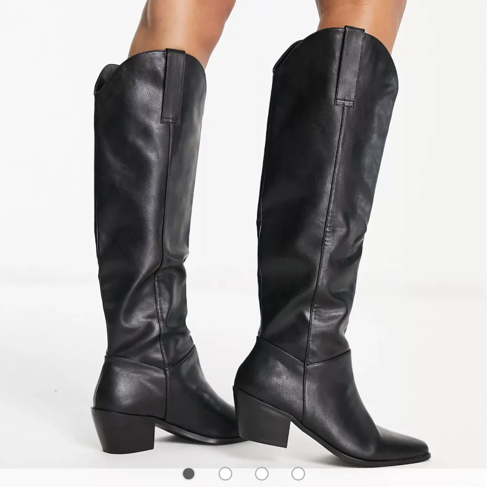 Säljer dessa boots från asos som är slutsålda, nypris är ca 700kr. Använda en gång, bara liten defekt på klacken annars fint skick!😊. Skor.