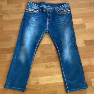 säljer mina Willow jeans. Det är väldigt intressant stitching som påminer om True religion jeans. små hål på byxorna