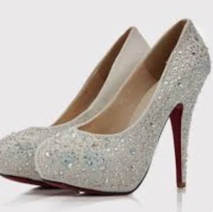 Klackar  - Säljer de här silver glittriga klackar som jag har fått av min mamma de är het nya oanvända Då de passade inte i storlek de är köpt från Alice Rayre vet inte vad den kostar i ny pris men i webbsidan kostar den billigaste ca 1000kr. skulle Tro att de 3000