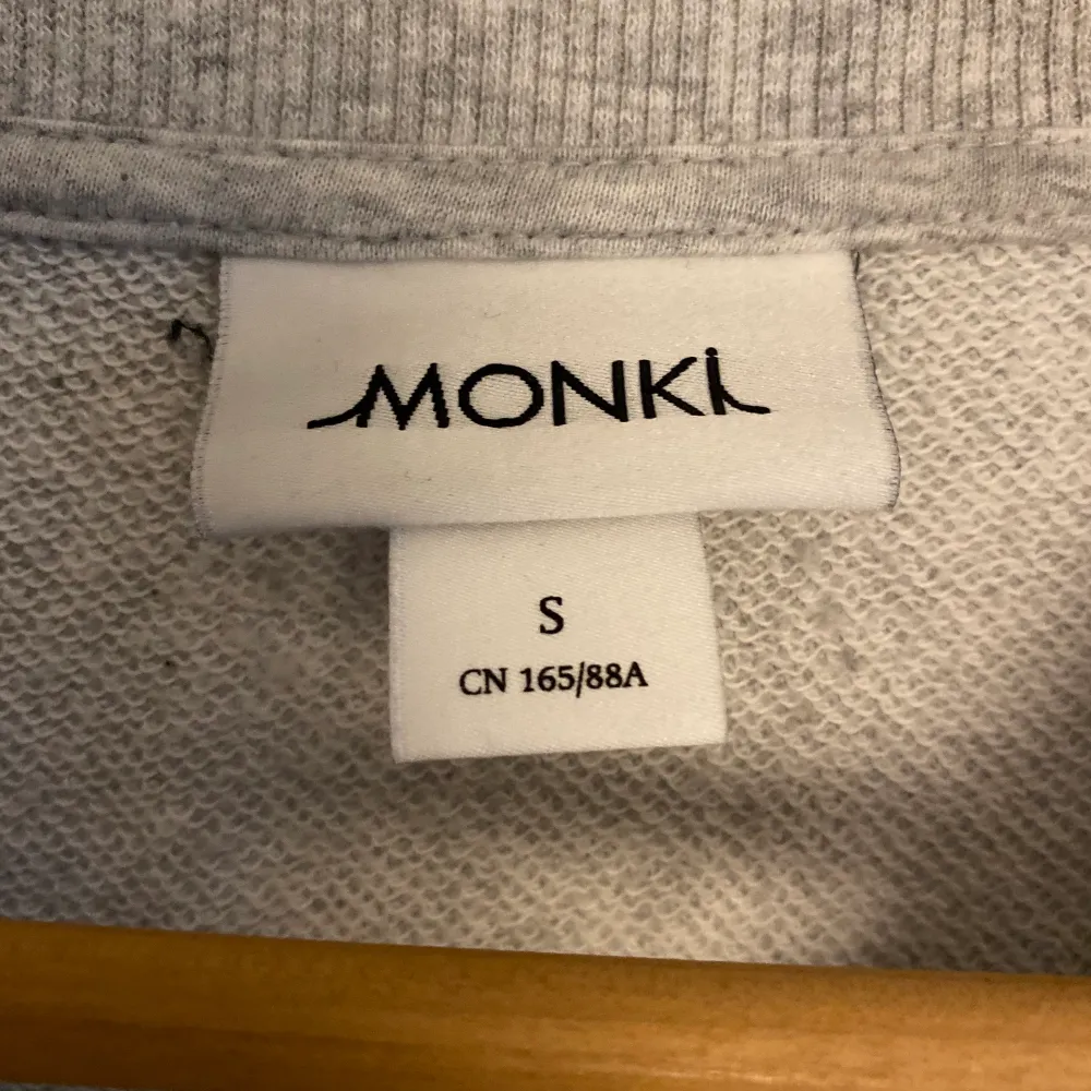 Grå sweatshirt med tryck från Monki. Skön och mysig i storlek S.. Tröjor & Koftor.