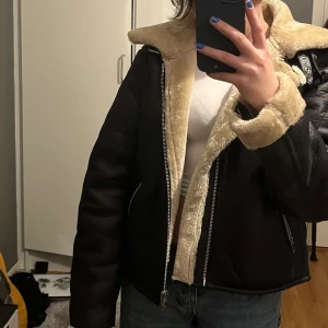 Fodrad läderjacka - En fodrad läderjacka, osäker på om det är äkta läder. Foder genom hela jacka, passar perfekt för höst/vinter:) köpt från nakd för typ ett år sedan men har aldrig använder då det inte är min stil