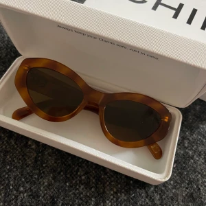 Chimi x Elsa Hosk ”Just Right” i Just Tortoise - Limiterade solglasögon från Chimi x Elsa Hosk kollektionen. Använda, men i mycket fint skick. Fodral och låda kommer med