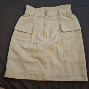 beige jeans-kjol - jätte fin beige jeanskjol från H&M , är för liten för mig. så ja tänker att jag säljer den. Den är fortfarande i bra skick och redo att användas av någon annan. 