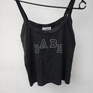 Svart topp med tryck - Svart topp med tryck<3 Skriv privat om du vill köpa, använd ej köp nu funktionen. Frakt: 45kr