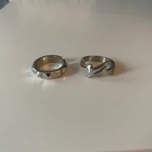 Ring - Två skitsnygga ringar som jag säljer då de var för stora, helt oanvända🫶🏼20 kr styck!