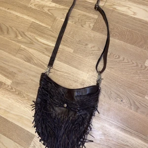 Skin väska med detaljer🤩 - En skin väska med detaljer. Jag älskar den men jag har inte använt den så mycke så känner att den skulle passa bättre till någon annan💗