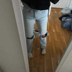 Ett par snygga jeans från Gina Tricot i storlek 32. Använda men i fint stick. Jättefin ljus blå färg som passar till mycket. Ord pris 599kr. Köparen står för frakten. Priset kan diskutera 💕Hör gärna av dig om du vill veta något mer!🤩