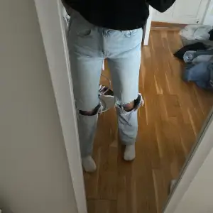 Ett par snygga jeans från Gina Tricot i storlek 32. Använda men i fint stick. Jättefin ljus blå färg som passar till mycket. Ord pris 599kr. Köparen står för frakten. Priset kan diskutera 💕Hör gärna av dig om du vill veta något mer!🤩