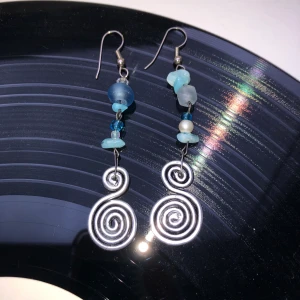 kristall örhängen av aquamarine  - egendjorda örhängen med aquamarine och glaspärlor! 30kr plus 13kr frakt :)