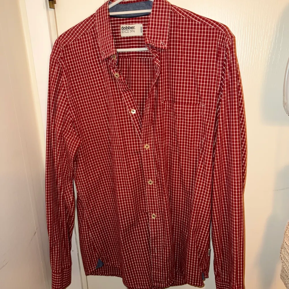 Superfin rutig rödvit skjorta från märket dobber i mycket bra skick!!❤️🤍Storlek Medium!! (Går att ha oversized). Skjortor.