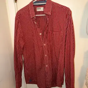 Superfin rutig rödvit skjorta från märket dobber i mycket bra skick!!❤️🤍Storlek Medium!! (Går att ha oversized)