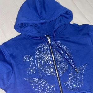 Ahead of time Rhinestone zip up - Skit snygg rhinestone zip upp som blänker i solens ljus. Alla färger röd, svart o blå och storlekar small medium large