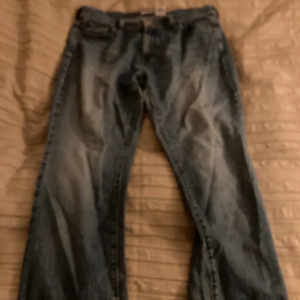 Ett par sköna levis jeans, väldigt soft tyg  mjukt skönt, köpa från 2hand för 320kr personlig använda fåtal gånger, lowkey baggy ser bra ut 🙏🏼515. Jeans & Byxor.