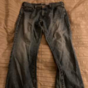Ett par sköna levis jeans, väldigt soft tyg  mjukt skönt, köpa från 2hand för 320kr personlig använda fåtal gånger, lowkey baggy ser bra ut 🙏🏼515