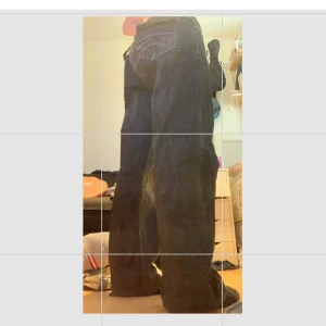 Visa jeans lågmidjade snygg ficka - Skitsnygga lite stora i midjan men de är bara att vika ner så blir dom skitsnygga, jöttecoola och coola fickor, kontakta mig ifall du har frågor