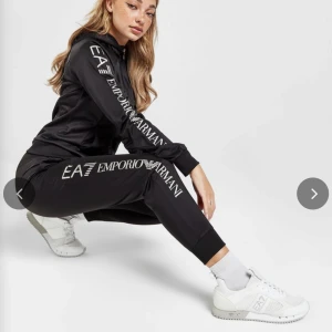 Armani mjukis dress  - Hej säljer nu min fina Armani dress, storlek xs  Kom med bud!!