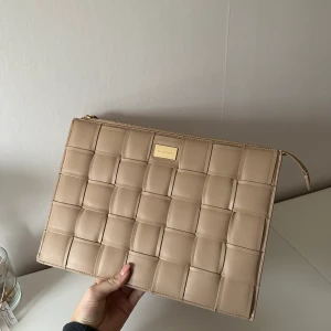 Datorfodral  - Säljer nu mitt ideal of Sweden datorfodral. Nypris 1300 kronor. Den är som ny❤️ tillhörande väskband tillkommer! Passar min MacBook 13 tum men självklart mindre storlekar med.