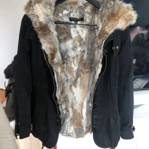 Pälsjacka  - On parle de vous jacka i storlek 36, men passar även en 34. Jackan är i bra skick, dock saknas bältet i midjan och pälsen på insidan är något bortskavd (se bild 3) . Avtagbar päls. 