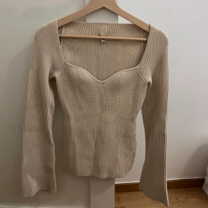 Populär hm tröja - Bara tvättat en gång men ej använd pga för liten