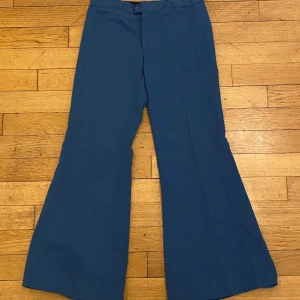 70 tals byxor - Säljer ett par 70 talas byxor som är förstora och förlänga för mig som är 158. Dom är106 cm långa, 41 vem rakt över vid midjan. Om du har några frågor eller vill få fler bilder är det bara att kontakta mig 😁