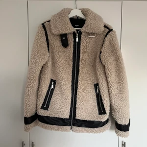Teddyjacka - Säljer denna superfina teddyjackan med läderdetaljer. Den är ifrån Bikbok och är i storlek xs men oversized så passar absolut en s. Så himla skön och varm nu på hösten samt början på vintern. 