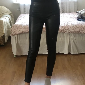 Skinnbyxor från Veromoda - Svarta skinnbyxor som sitter som en smeck. Jag har använt dem max 3 gånger så de är i väldigt bra skick. Köparen står för frakt💕