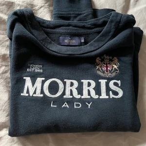 Morris Sweatshirt stl XS - Marinblå sweatshirt i från Morris i stl XS. Använd men i fint skick. Köparen står för frakten (har uppskattat pris här i annonsen men skickar bild på kvittot från posten när jag har varit där och vägt den)