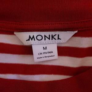 en röd randig tröja från monki❤️ storlek M