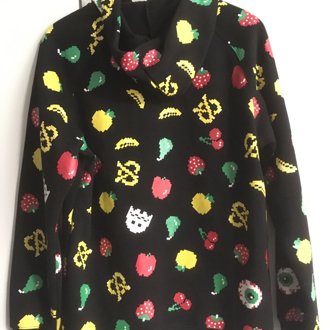 Svart luvtröja från Mishka - 90