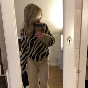Stickad tröja - En ursnygg stickad tröja ifrn vila. Skicka för fler frågor elr bilder❤️ pris är absolut diskuterbart