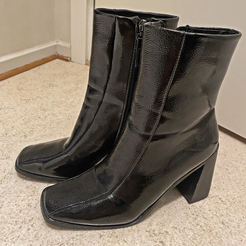 Svarta coola boots från Pretty little thing. Säljer åt en vän. Inte använda så många gånger. Finns en repa (se sista bilden). Skor.