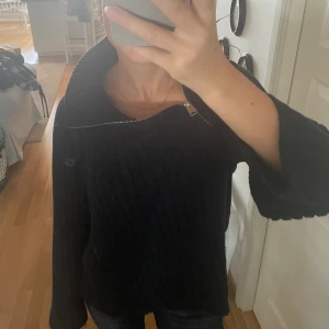Stickad zara tröja  - Stickad tröja från zara ( mörk blå)ny med prislapp kvar! Nypris är 499kr, skriv vid intresse! Köparen står för frakt 🥰