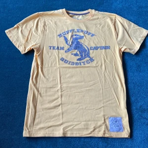 harry potter tshirt  - quidditch tshirt från harry potter studio i london! bra skick, knappt använd! köparen står för frakten!