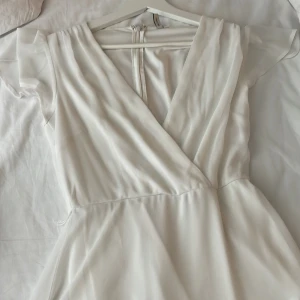 Vit klänning - Vit klänning från Nelly stl xs 