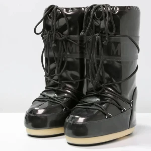 Moon Boots - Säljer dessa supersnygga Moon Bootsen. I storlek 35-38. Har vanligtvis stl 38 och passar mig perfekt. Köpta förra året för 2150kr. Endast använda en vecka i fjällen. Fint skick! Väldigt sköna och varma. Kan varmt rekommendera till vintern. Säljer pga att jag tröttnat på dem och vill köpa en annan modell! Säljer för 1250kr+frakt! 🤍