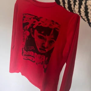 Långärmad tröja med tryck  - Röd långärmad tröja med snyggt trygg. Mycket bra skick