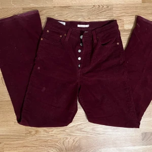 Levi’s Ribcage Flare - Priset kan diskuteras vid snabb affär😍otroligt sköna jeans och passar till S/M