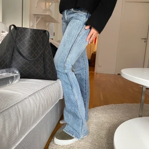 Brandy melville  - Brandy melville jeans Brille 90s fit❤️ andvända 3 gånger, tycker inte att jag passar i dom där av säljer jag dom (slutsålda populära) midja 72cm innerbens mått 80cm