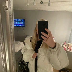 Jacka - Funderar på att sälja min vita jacka från H&M. Jackan är köpt förra året och har inga strora tecken på användning!! Den är i strl M och är väldigt varm!! Superbra vinterjacka!! 🥰😽