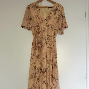 Gul maxiklänning - Gul maxiklänning med blommigt mönster från märket STOCKH LM i storlek 42. Använd ett fåtal gånger. Fint skick! 🌻    150kr, frakt tillkommer. Kan även mötas upp inom Stockholm! 🌻
