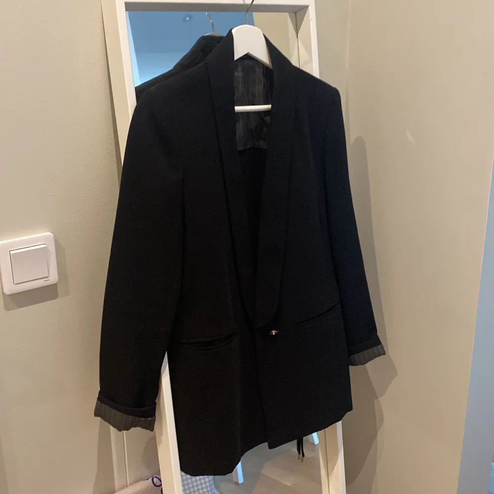 Black Topshop blazer with cuff detail and waist tie. Jackor.